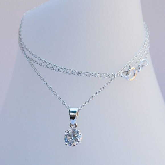 925 Sterling Silver Chain Necklace and Cubic Zirconia Pendant with Diamond Shape - Picture 2 of 5